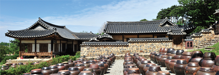 Rumah Yun Jeung, seorang sarjana Konfusianisme di akhir Dinasti Joseon, terletak di Gyochon-ri, Noseong-myeon, Kota Nonsan, Provinsi Chungcheongnam-do. Rumah itu disebut juga Rumah Tua Myungjae, mengikuti nama aliasnya.